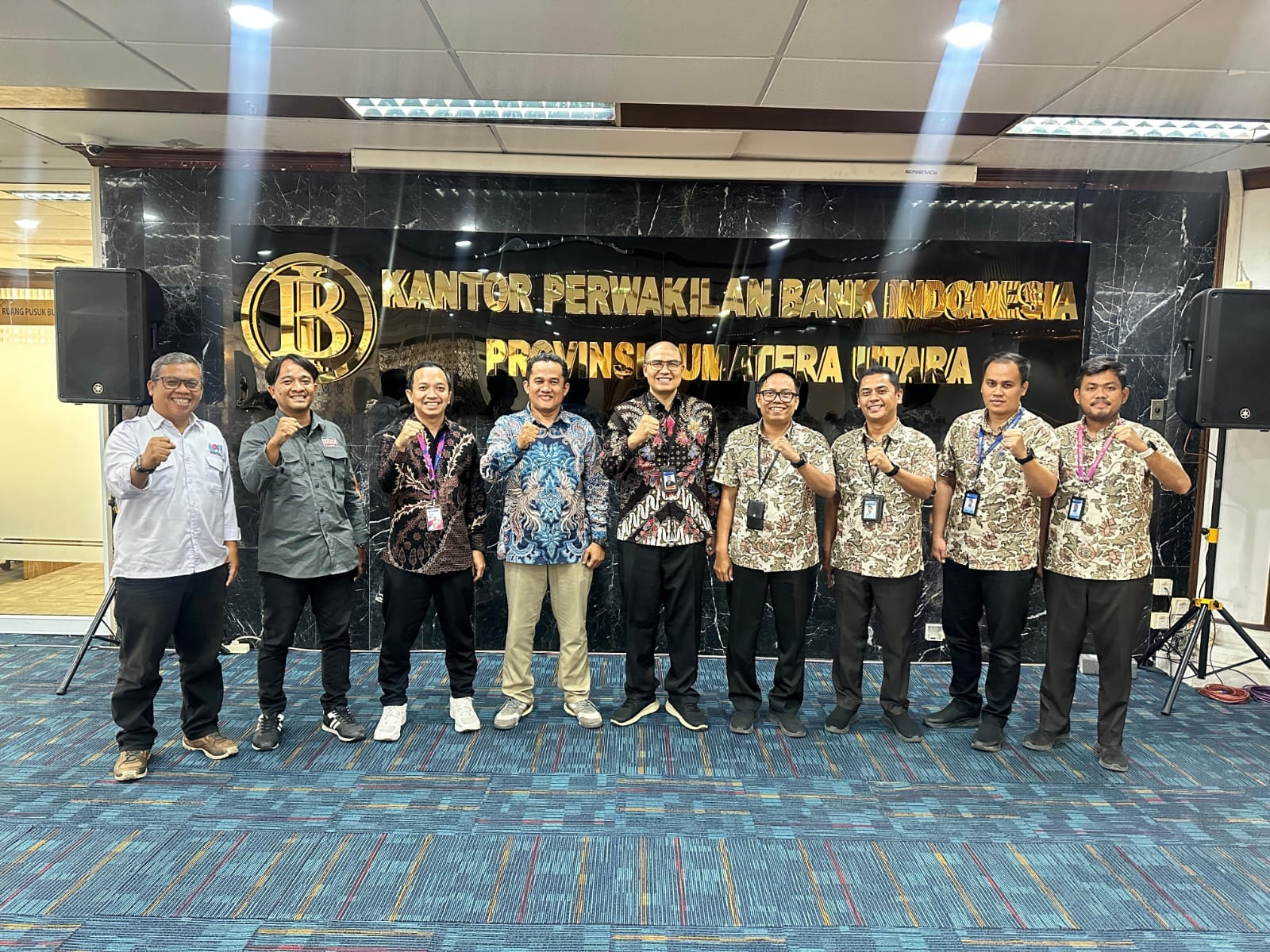 Ketua Asosiasi Profesi Foto Indonesia (APFI) Sumut, M. Said Harahap(paling kiri), Ketua Pewarta Foto Indonesia (PFI) Medan, Riski Cahyadi ,( dua kiri), Regional Account Manager West XLSMART, Rizki Gani (tiga kiri) Kurniawan, Corpcomm XLSMART West Region, Aldi Desmet (empat kiri), melakukan kunjungan ke Bank Indonesia, Jl. Balai Kota No.4, Kesawan, Kota Medan, Jum’at (19/9). Berita Sore/ ist.