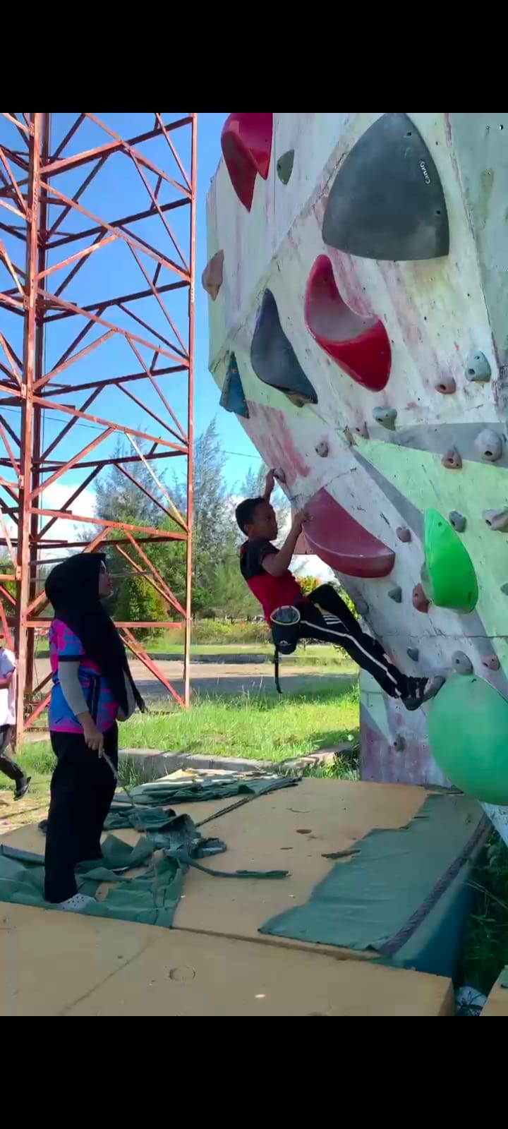 Teks foto : Pengurus Federasi Panjat Tebing (FPTI) Aceh Tamiang saat menyeleksi atlet Panjat Tebing yang berlangsung di venue Panjat Tebing Aceh Timur, Minggu (21/9/2025).