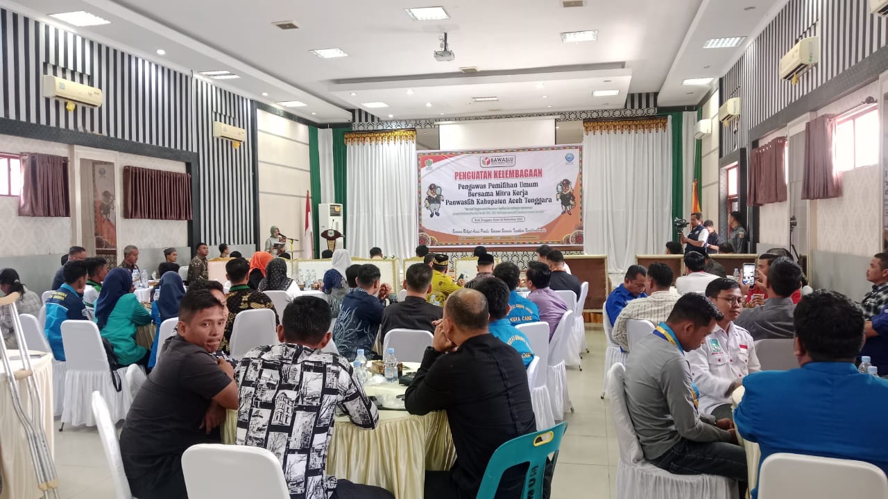 Ketua Badan Pengawas Pemilihan (Bawaslih) Kabupaten Aceh Tenggara Provinsi Aceh. Eka Prasetio Juanda Lubis, SE saat melaporkan kegiatan penguatan ke lembagaan pengawas pemilu bersama mintra kerja Bawaslu berlangsung di Oproom Setdakab Senin pagi (22/9), kegiatan dilaksanakan hingga sore hari. Berita Sore/Husaini Amin