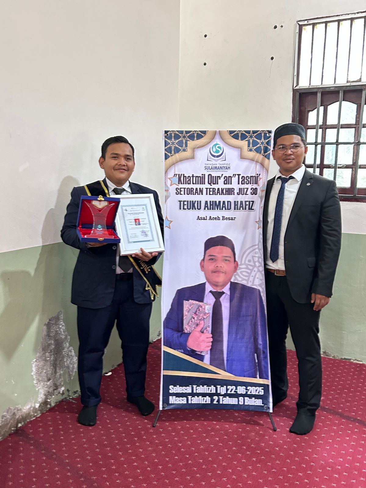 Teuku Ahmad Hafiz Al-Hafidz, foto bersama salah seorang Abi (Ustadz) usai wisuda di Ponpes Sulaimaniyah Aceh Tamiang, Sabtu (20/09/25).(Ist )