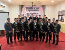 Para Wisudawan yang telah menyelesaikan program tahfiz Al-Qur'an 30 Juz foto bersama dengan abi-abi di Ponpes Sulaimaniyah Aceh Tamiang, Sabtu (20/09/25).(Ist)