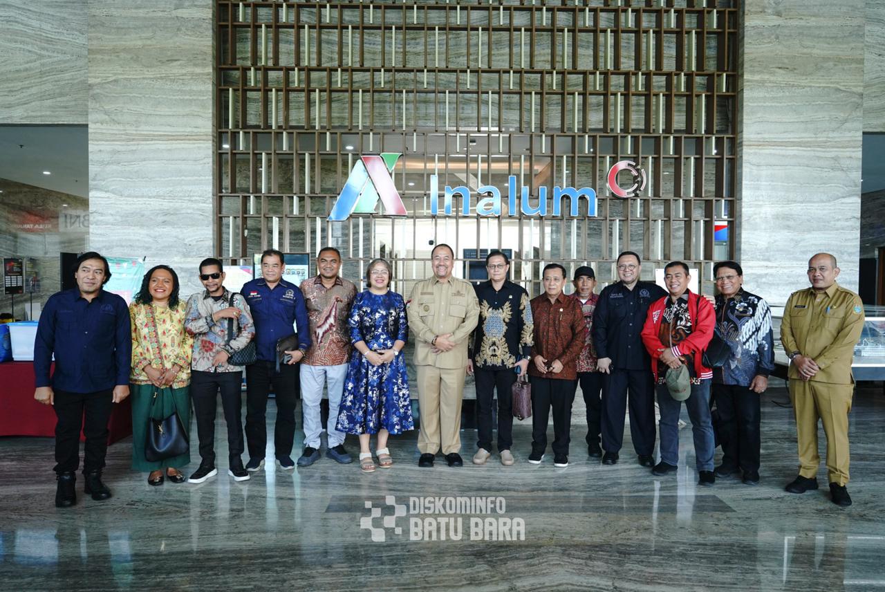 Teks fhoto Bupati Batubara H. Baharuddin Siagian, SH, M.Si menyambut Kunjungan Kerja Komite II Dewan Perwakilan Daerah (DPD) Republik Indonesia (RI) ke Provinsi Sumatera Utara (Provsu) di Ruang Rapat Direktur Lantai 8 PT.Inalum Kuala Tanjung Office Gedung Baru Kecamatan Sei Suka Senin (22/9/2025).beritasore/alirsyah