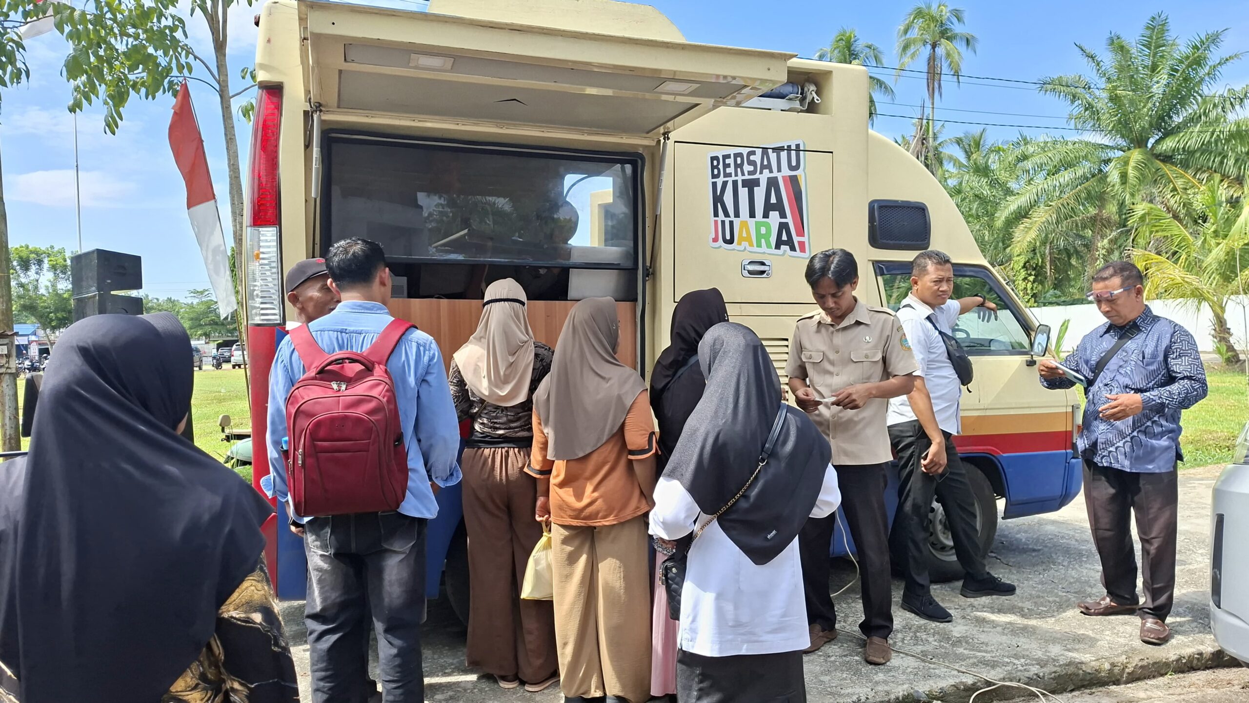 Teks fhoto Plt Bapenda dampingi program Bupati Batubara BERLAYAR di Kecamatan Datuk Limapuluh Selasa (23/9/2025). beritasore/alirsyah