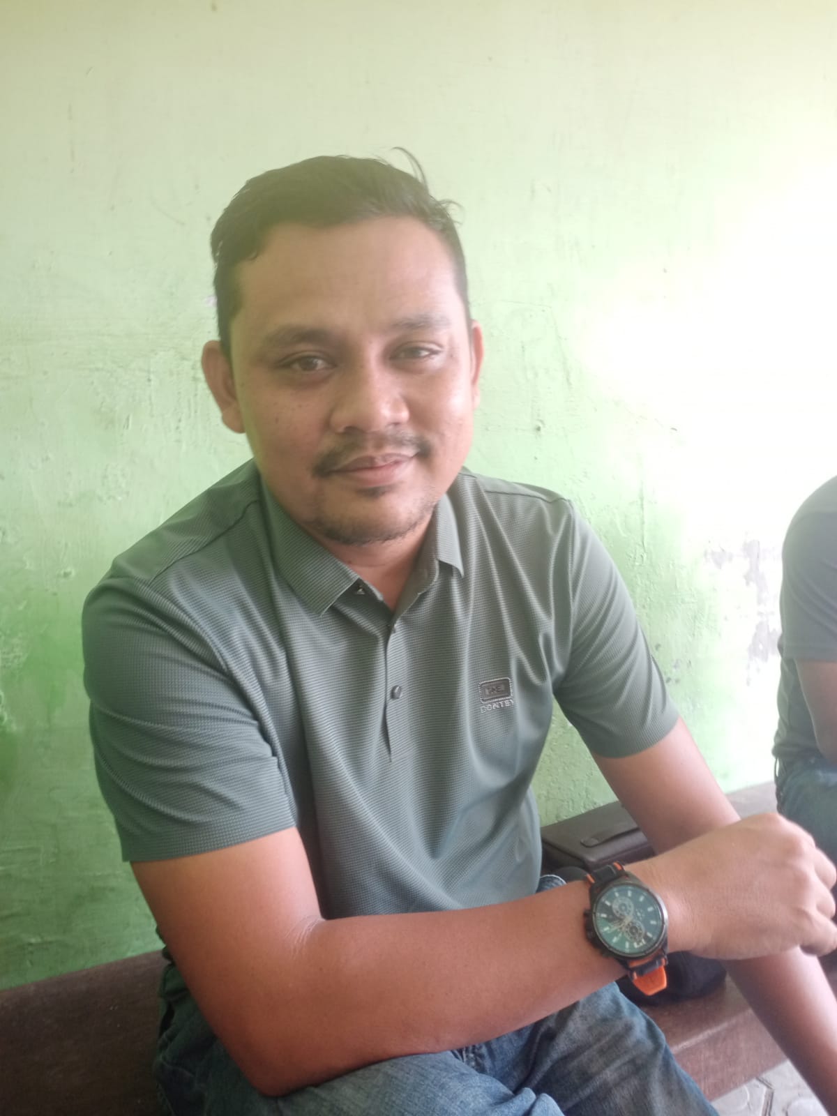 Ketua LSM KOREK Kabupaten Aceh Tenggara Provinsi Aceh Irwansyah Putra,gambar di abadikan Selasa ( 23/9) di kedai Kopi Sepakat Segenep Kutacane. Berita Sore / Husaini Amin