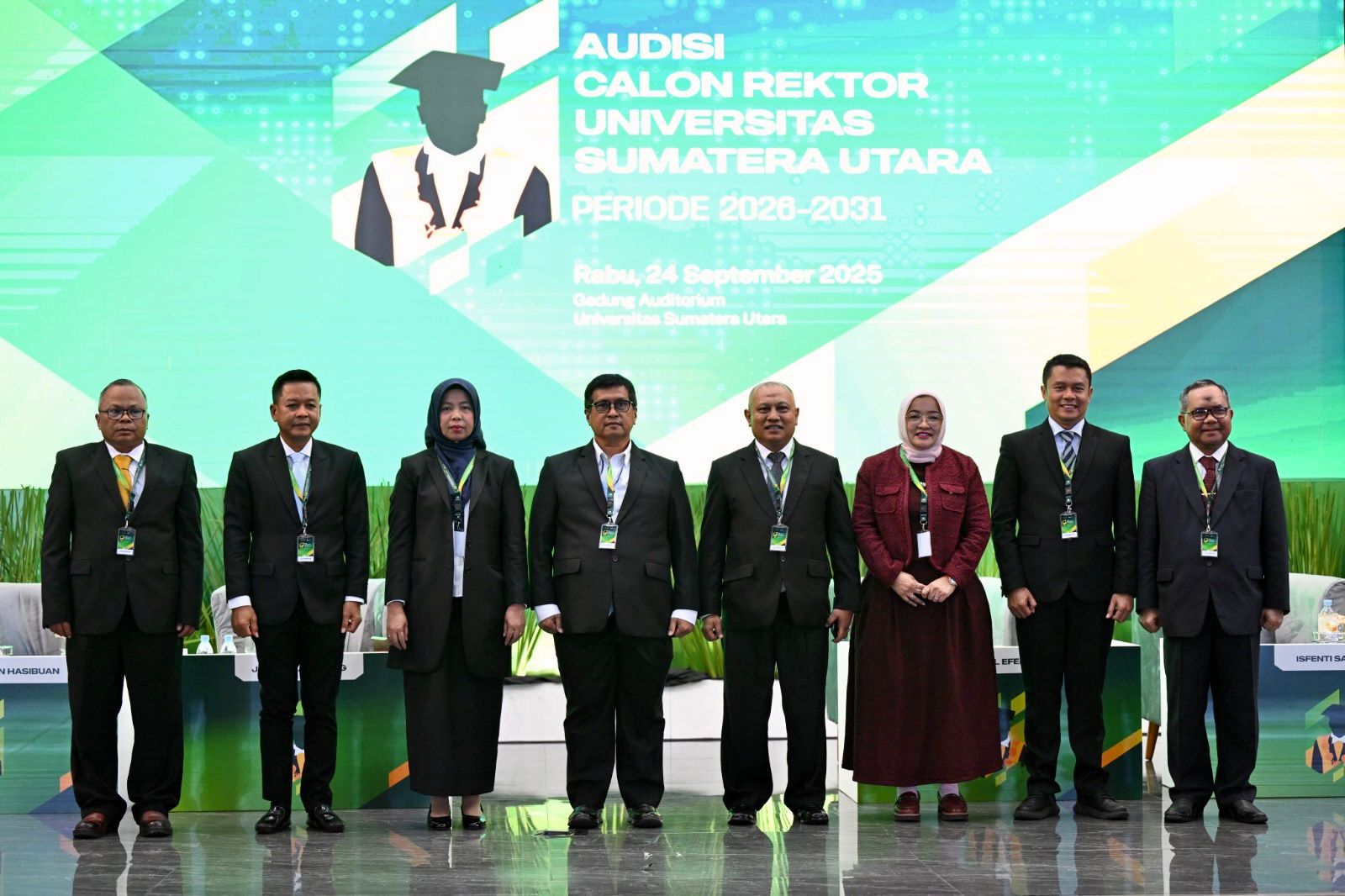 Teks foto: Delapan calon rektor USU berfoto bersama usai pemaparan program unggulan yang mereka tawarkan dalam audisi digelar di Auditorium USU, Rabu (24/9/2025).