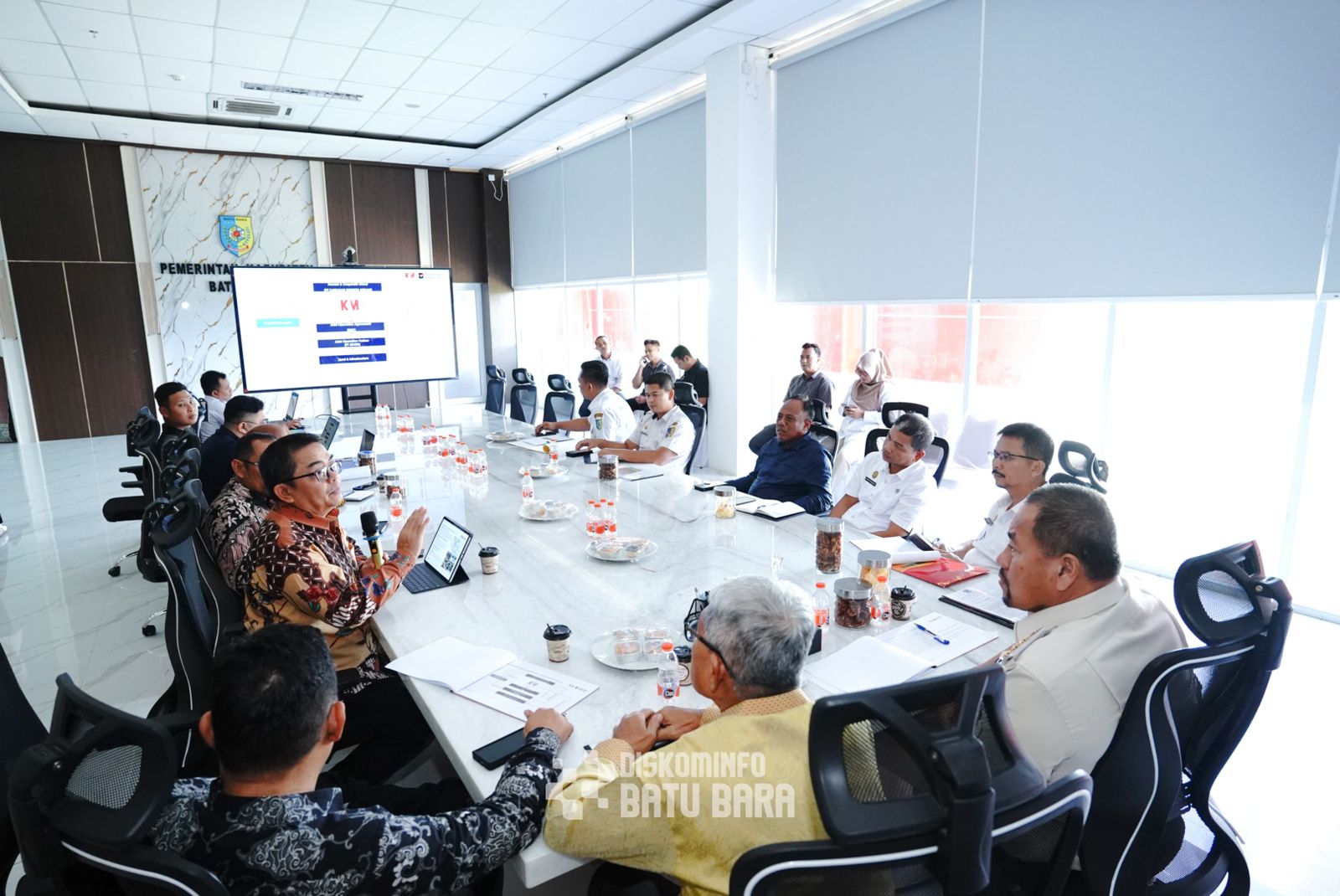 Teks fhoto Bupati Batubara H.Baharuddin Siagian SH,M.Si dan Wabup Batubara Syafrizal SE,M.AP terima Audiensi PT KIM (Kawasan Industri Medan) di Ruang Kerja Bupati, Kantor Bupati Batubara, Kecamatan Lima Puluh, Rabu (24/9/2025).beritasore/ alirsyah