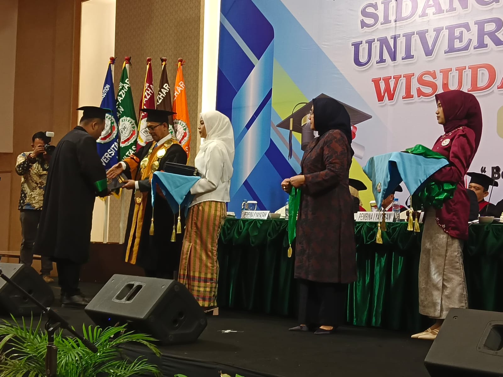 Teks fhoto Universitas Al-Azhar dalam mencetak generasi cerdas, menyelenggarakan Wisuda 226 Sarjana Angkatan Ke-XXII Tahun 2025 di Tiara Convention Center, Medan Polonia, Kota Medan Sumatera Utara Kamis (25/9-2025). beritasore/alirsyah