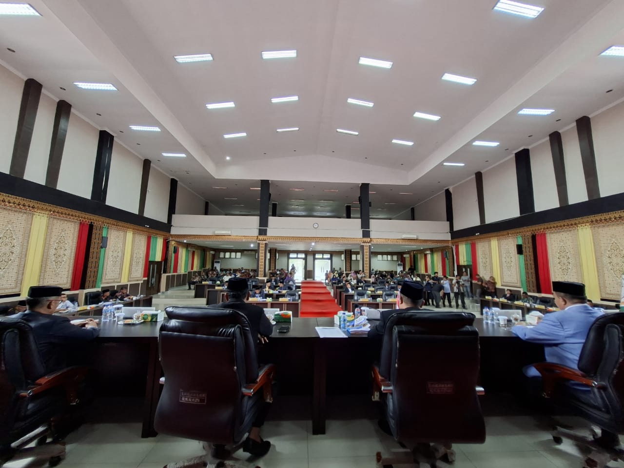 Bupati Aceh Tenggara HM Salim Fakhry tampak hadir dalam acara pembukaan sidang paripurna rancanagan Qanun perubahan APBK 2025, yang di buka langsung ketua DPRK Denny F Roza Kamis ( 25/9). Berita Sore/Husaini Amin