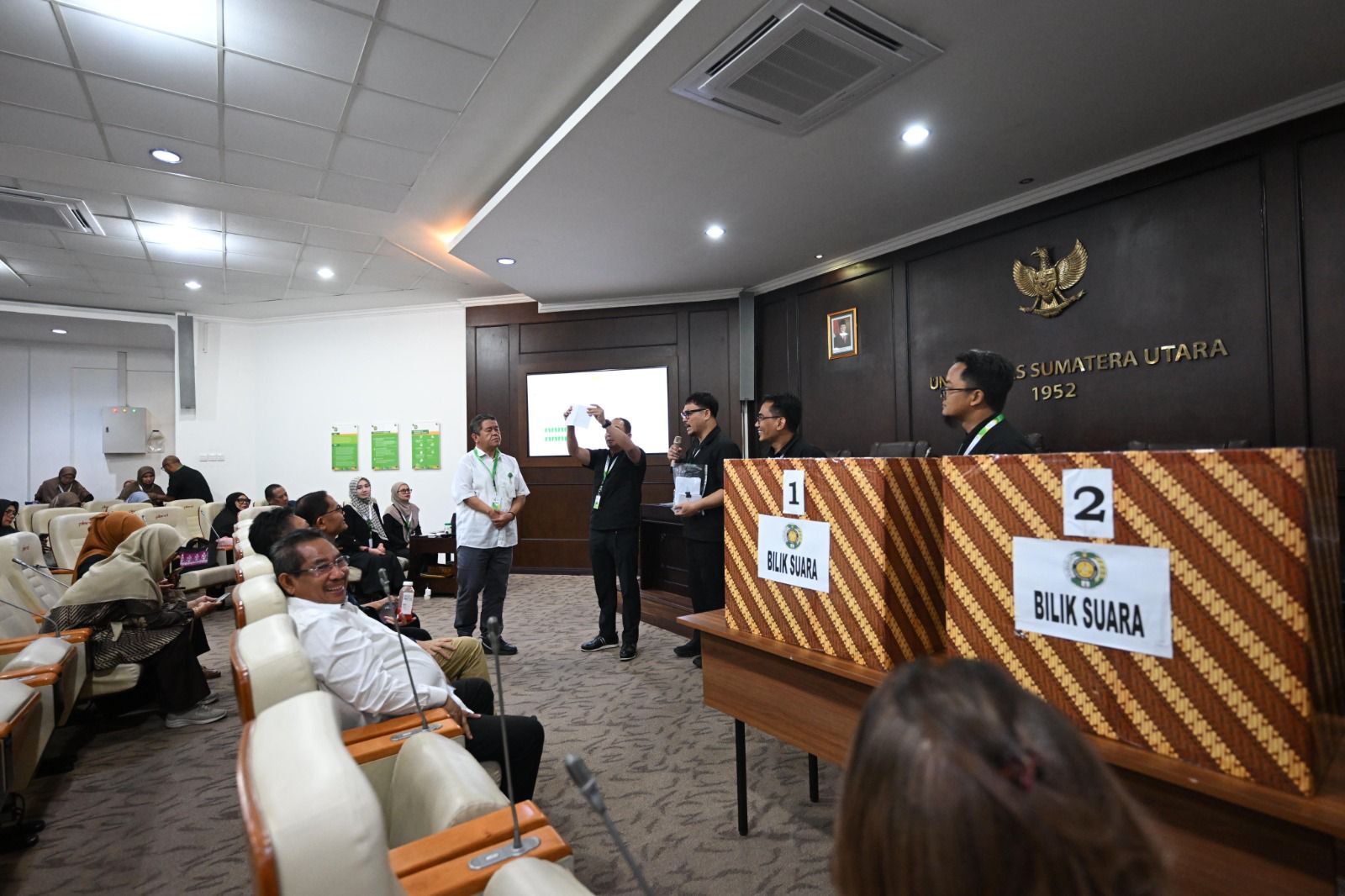 Teks foto: Suasana pemungutan suara dalam proses pemilihan calon rektor USU periode 2026-2031 yang dilakukan Senat Akademik, Kamis (25/9/2025).
