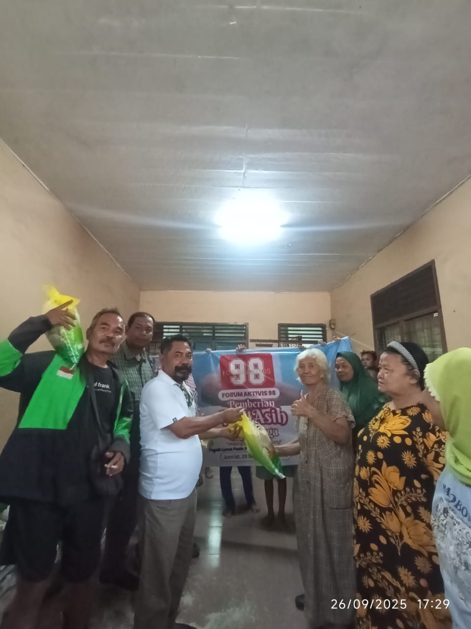 Kordinator Pengurus Forum Aktivis 98 Ikhyar Velayati (Kaus Putih) bersama jajaran sedang membagikan paket sembako kepada masyarakat Helvetia Medan, jum'at (26/9/2025) dengan tema "Holong Mangalap Holong"