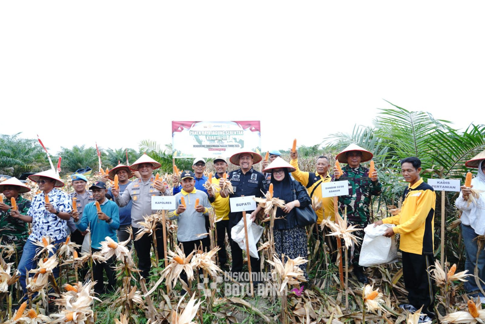 Teks fhoto Bupati Batubara H. Baharuddin Siagian SH,M.Si dan Kapolres Batubara AKBP Doly Nelson H.H Nainggolan SH,MH mengikuti Zoom Meeting panen raya jagung Kwartal III di Kabupaten OKU Timur Provinsi Sumatera Selatan Sabtu (27/9-2025).beritasore/ alirsyah