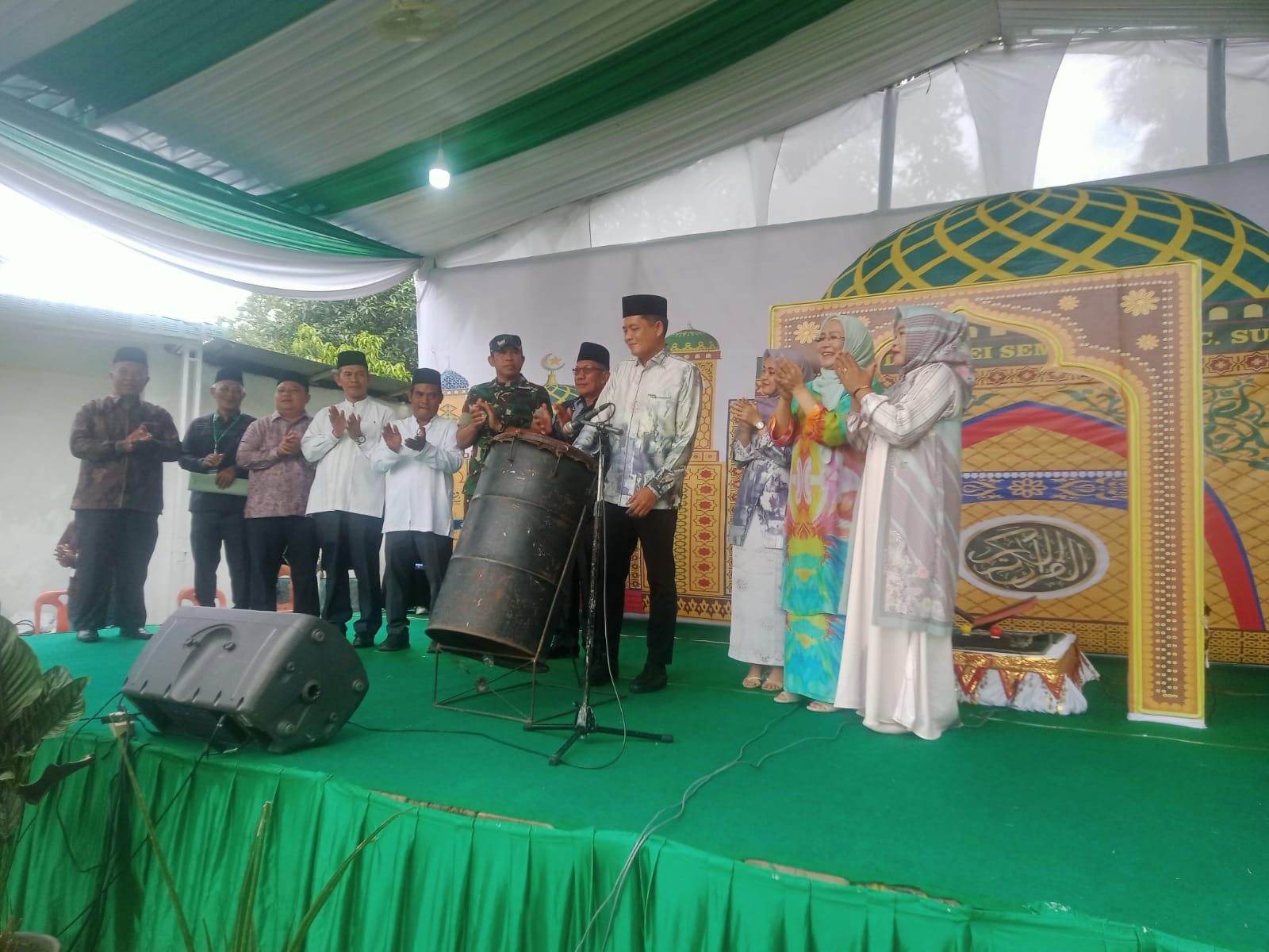 Camat Sunggal.Danang Purnama Yuda yang di dampingi Anggota DPRD Ir.Hj Anita Lubis.M.AP. saat memukul beduk tanda di mulai nya MTQ ke 2 tingkat Desa Sei Semayang