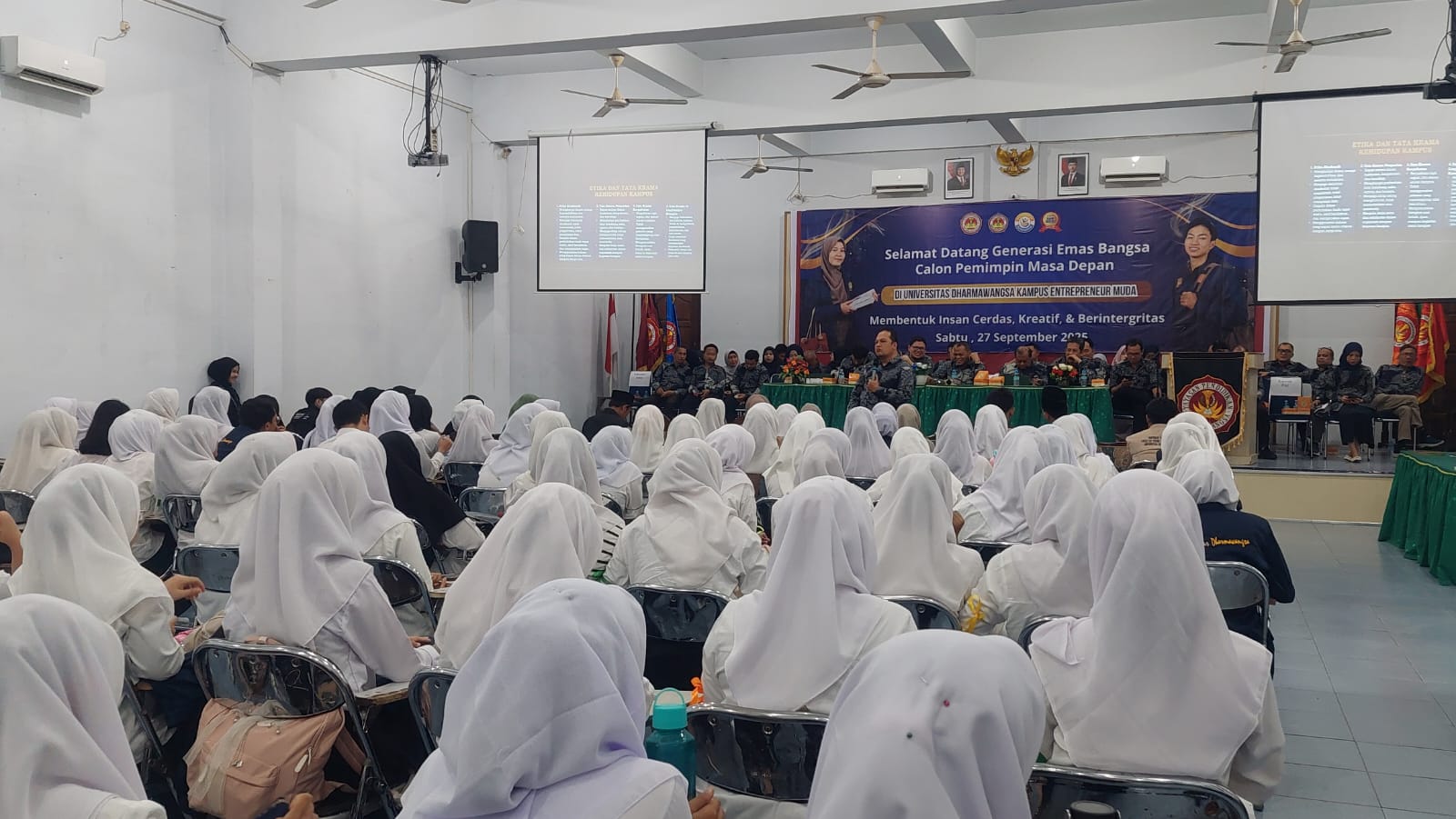 Teks foto: Rangkaian kegiatan PKKMB Undhar 2025 diisi dengan materi tentang etika dan tata krama kehidupan kampus, serta disemarakkan dengan pantun dan lagu Tabola Bale.