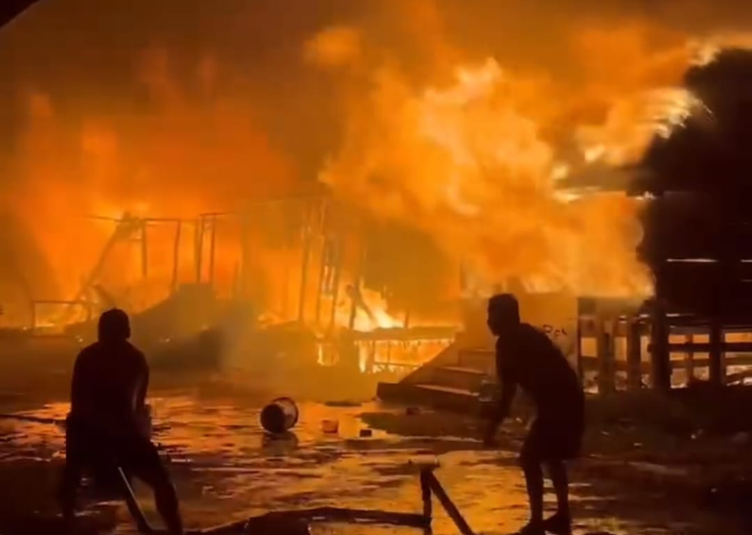 Situasi 8 rumah terbakar di Simanindo.(Ist). 