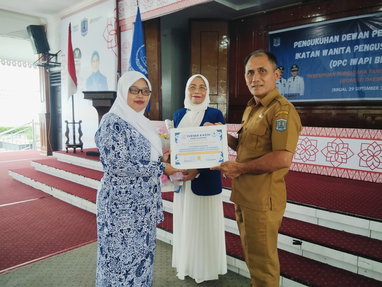 Teks foto: Wali Kota Binjai diwakili plt kadis P3AM Jonner Lumbantoruan bersama ketua IWAPI Binjai Rini Riswani. ( Berita Sore/ ist).