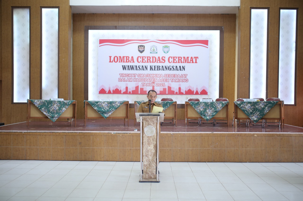Teks foto : Plt. Sekretaris Daerah, Ir. Adi Dharma, M.Si. saat membuka lomba cerdas cermat yang berlangsung di aula SKB Karang Baru.