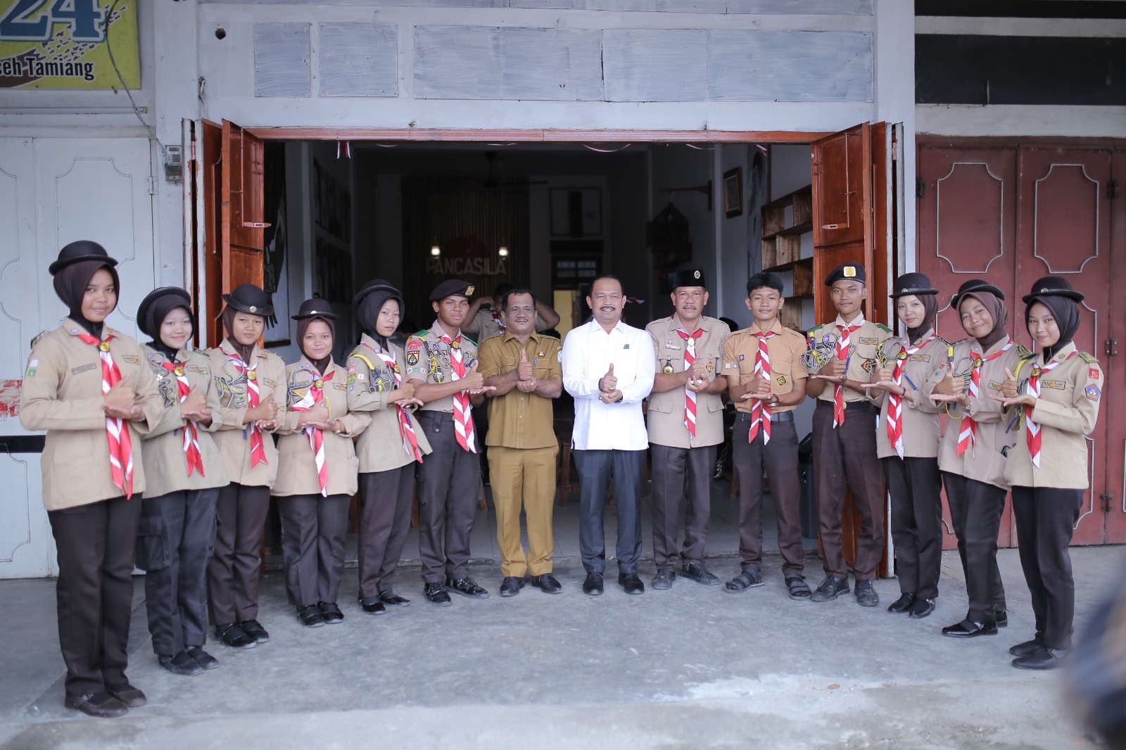 Teks foto : Wakil Bupati Aceh Tamiang, Ismail, SE.I foto bersama usai meresmikan kantor Sekretariat Gerakan Pramuka Kwartir Cabang (Kwarcab) Aceh Tamiang, Selasa (30/9/2025).