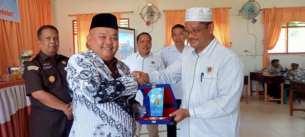 Keterangan foto: Penasehat PWI perwakilan Padanglawas, H Idaham Butar-butar menyerahkan cendramata PWI kepada Kepala Sekolah SMKN 1 Barumun, Bidarlis Rangkuti, Selasa (30/9). (Berita/Muhammad Satio)