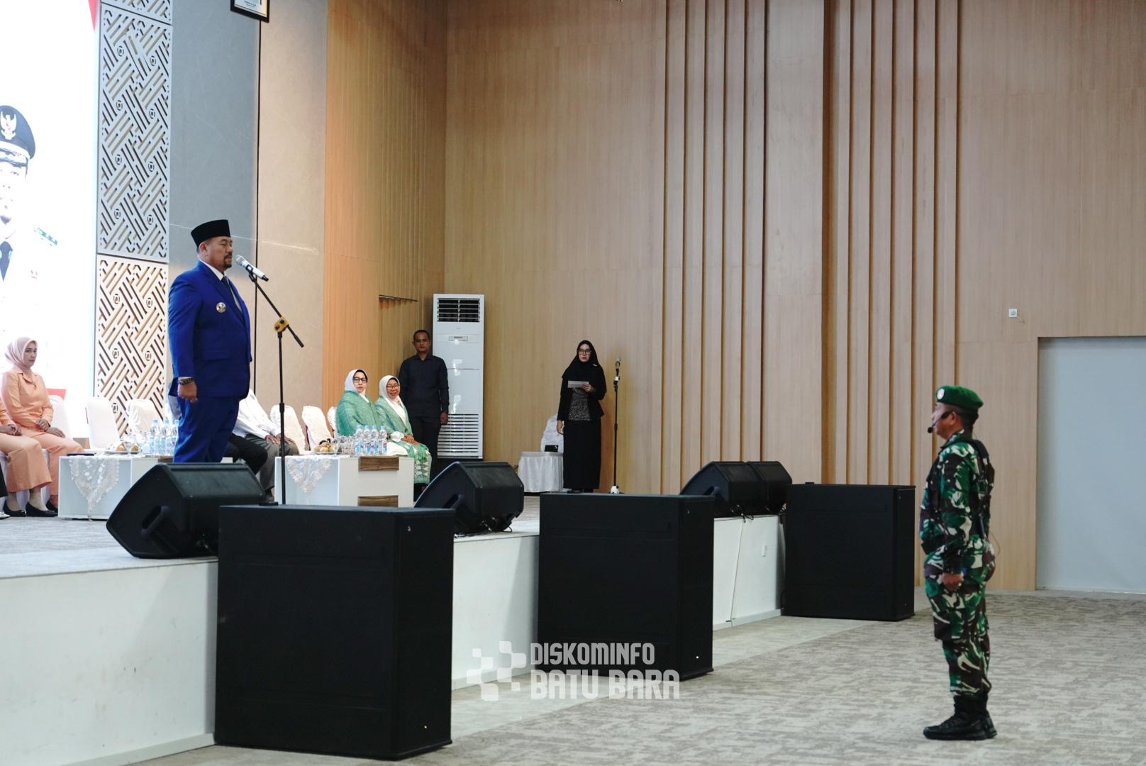 Teks fhoto Bupati Batubara H.Baharuddin Siagian SH,M.Si Inspektur upacara (Irup) pada peringati Hari Kesaktian Pancasila Tahun 2025 berlangsung khidmat digedung Kantor Bupati Batubara Rabu (1/10/2025). beritasore/alirsyah