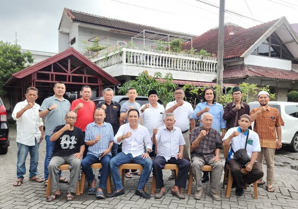 Teks foto: Foto bersama pengurus dan anggota MPC di sela temu kangen di kediaman Pembina Oliv Sudjali komplek Bumi Seroja Jl. Gagak Hitam