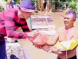 Ute Kamel Beri Bantuan Kepada 99 Rumah Terdampak Banjir Di Batubara