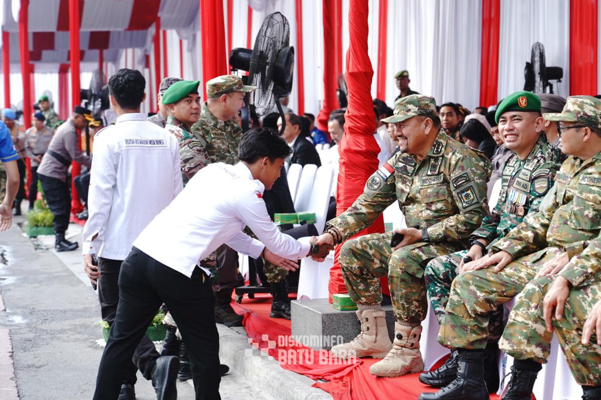 Teks fhoto Bupati Batubara H.Baharuddin Siagian, S.H., M.Si menghadiri Upacara Peringatan Hari Ulang Tahun (HUT) Ke-80 Tentara Nasional Indonesia (TNI) Tahun 2025 di Lapangan Merdeka Medan Minggu (5/10/2025).beritasore/alirsyah