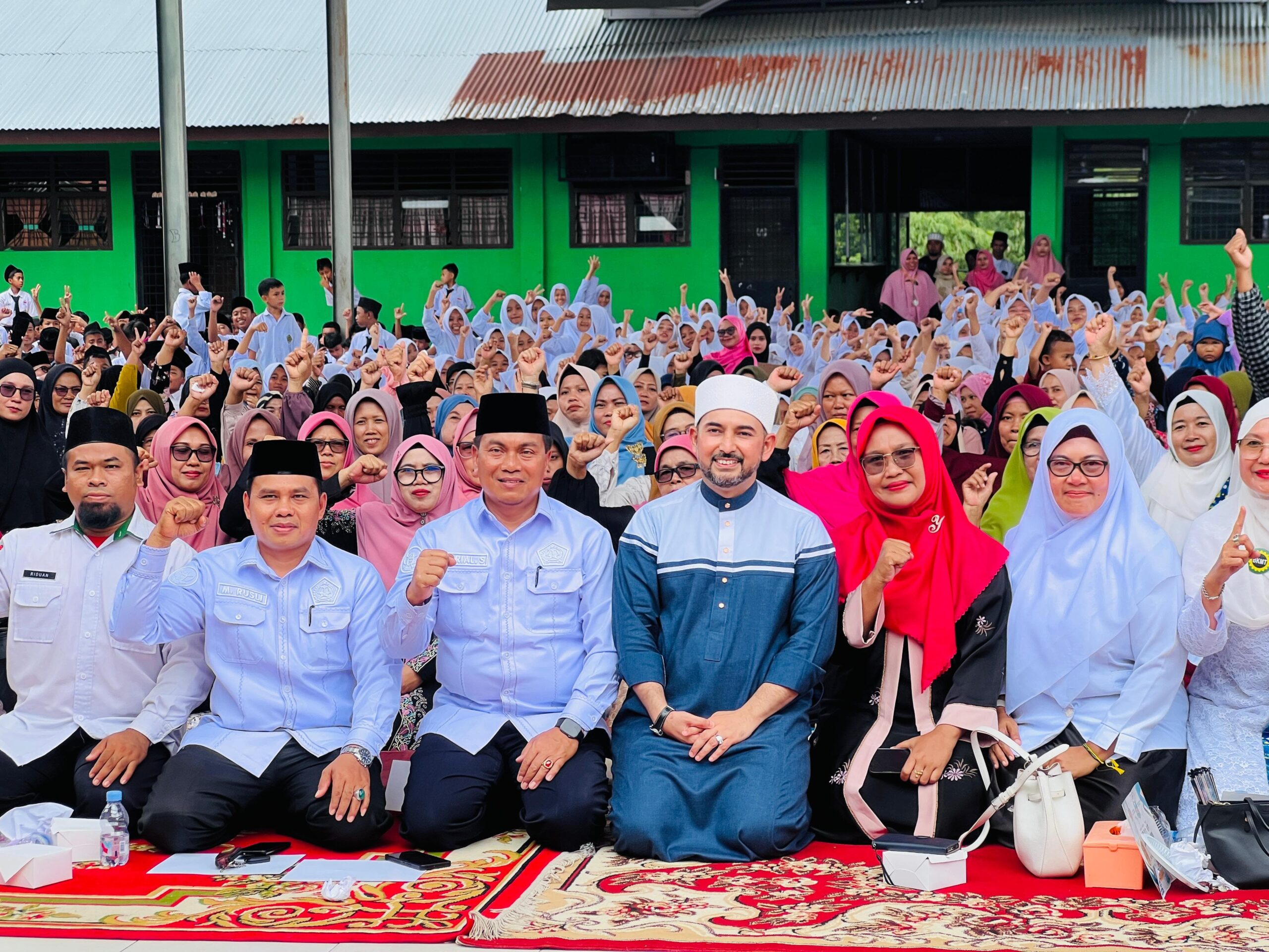 Foto : Mubaligh Habib Ahmad Alhabsyi bersama guru dan murid MZsN Pematangsiantar (ist)