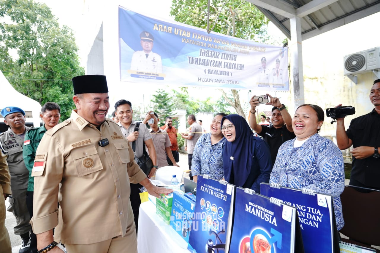 Teks fhoto Bupati Batubara H.Baharuddin Siagian SH,M.Si dan Wakil Bupati Batubara Syafrizal SE,M.AP (Bahagia-Saza) meninjau langsung BERLAYAR Episode Ke-12 di Kecamatan Limapuluh yang disambut antusias warga, Kantor Camat Limapuluh, Selasa (7/10/2025).beritasore/alirsyah