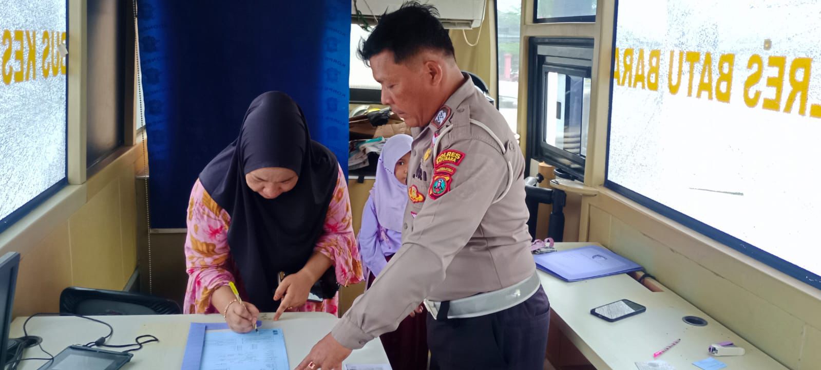 Teks fhoto Kasat Lantas Polres Batubara AKP Simon E.Simatupang SH,MH.I mengintruksikan kepada Personil agar melayani masyarakat dengan senyum (humanis) di SATPAS Kantor pelayanan Surat Ijin Mengemudi (SIM) Rabu (8/10-2025).beritasore/alirsyah