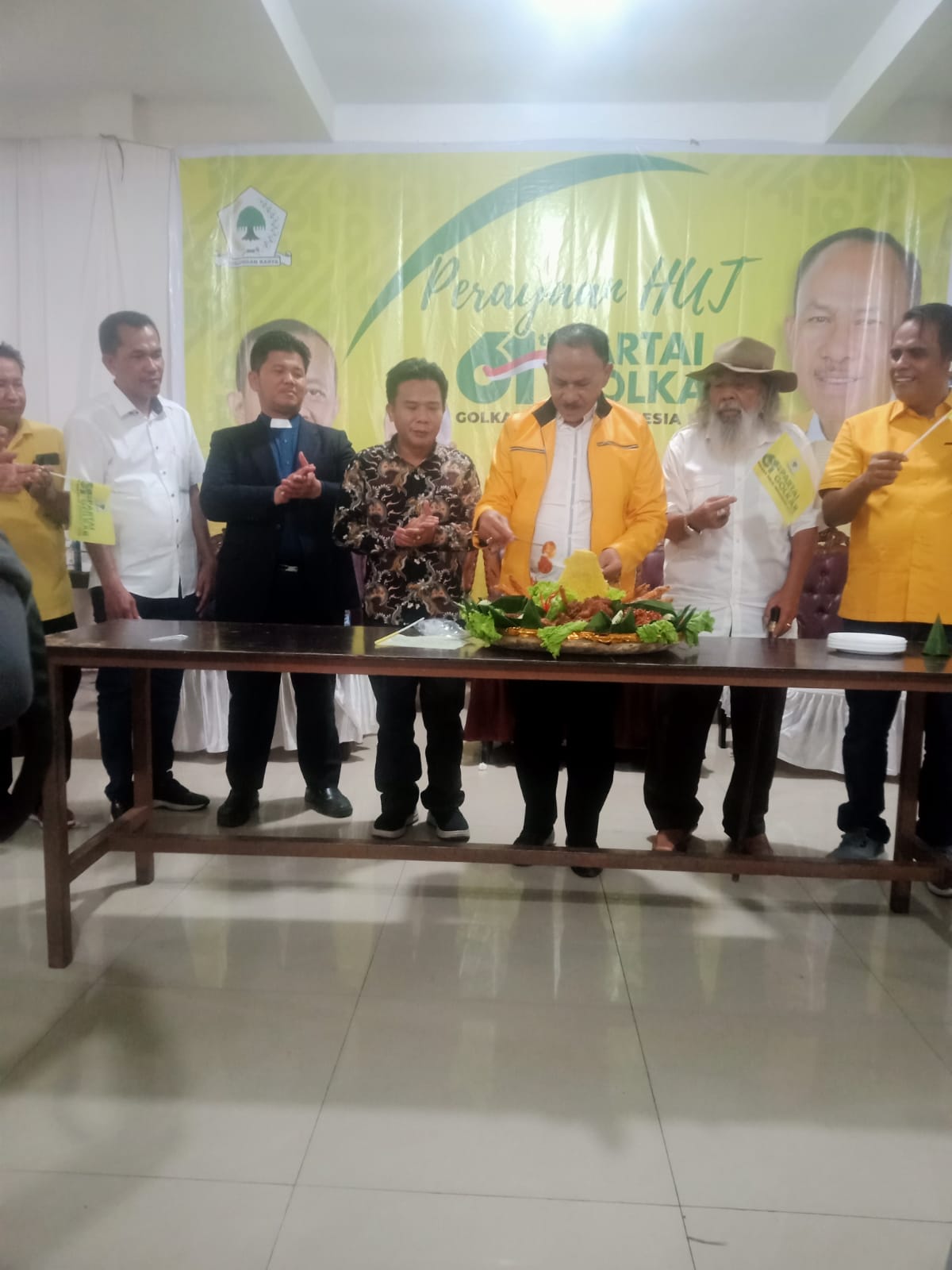 Teks.Kombes.Pol.(purn) Dr.Maruli Siahaan.SH.MH di dampingi Moses Tambunan,Bangun Siahaan .SE.Saat memotong nasi tumpeng. 