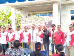 Anggota DPR RI Rapidin Simbolon Bagikan Bibit Jagung Kepada Petani Di Kepulauan Nias