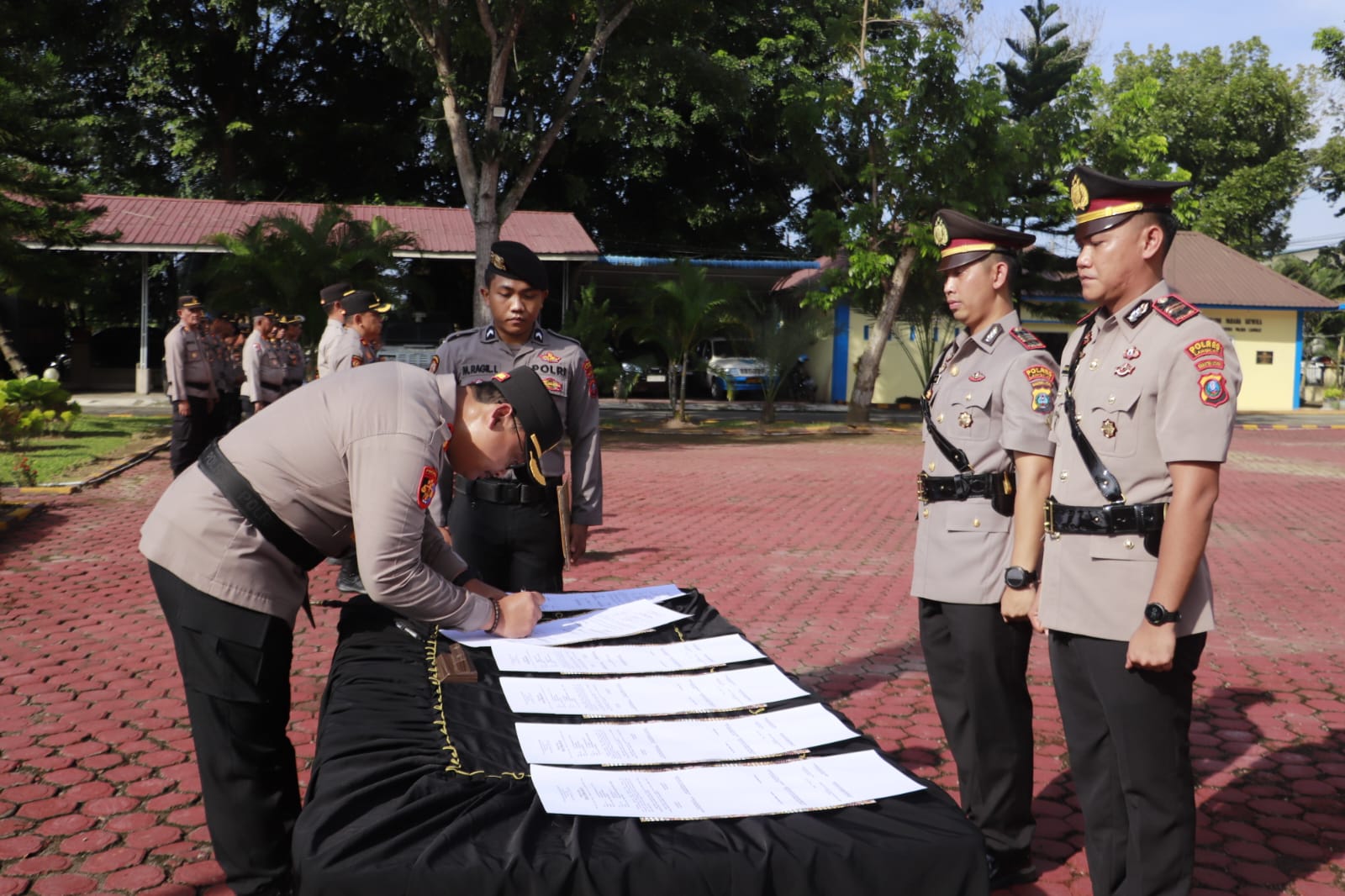 Teks Foto  Kapolres Langkat AKBP David Triyo Prasojo SH SIK MSi memimpin Sertijab Kasat Reskrim di Lapangan Jana Nuraga Mapolres Langkat, Senin (13/10/2025). Beritasore/ist. 