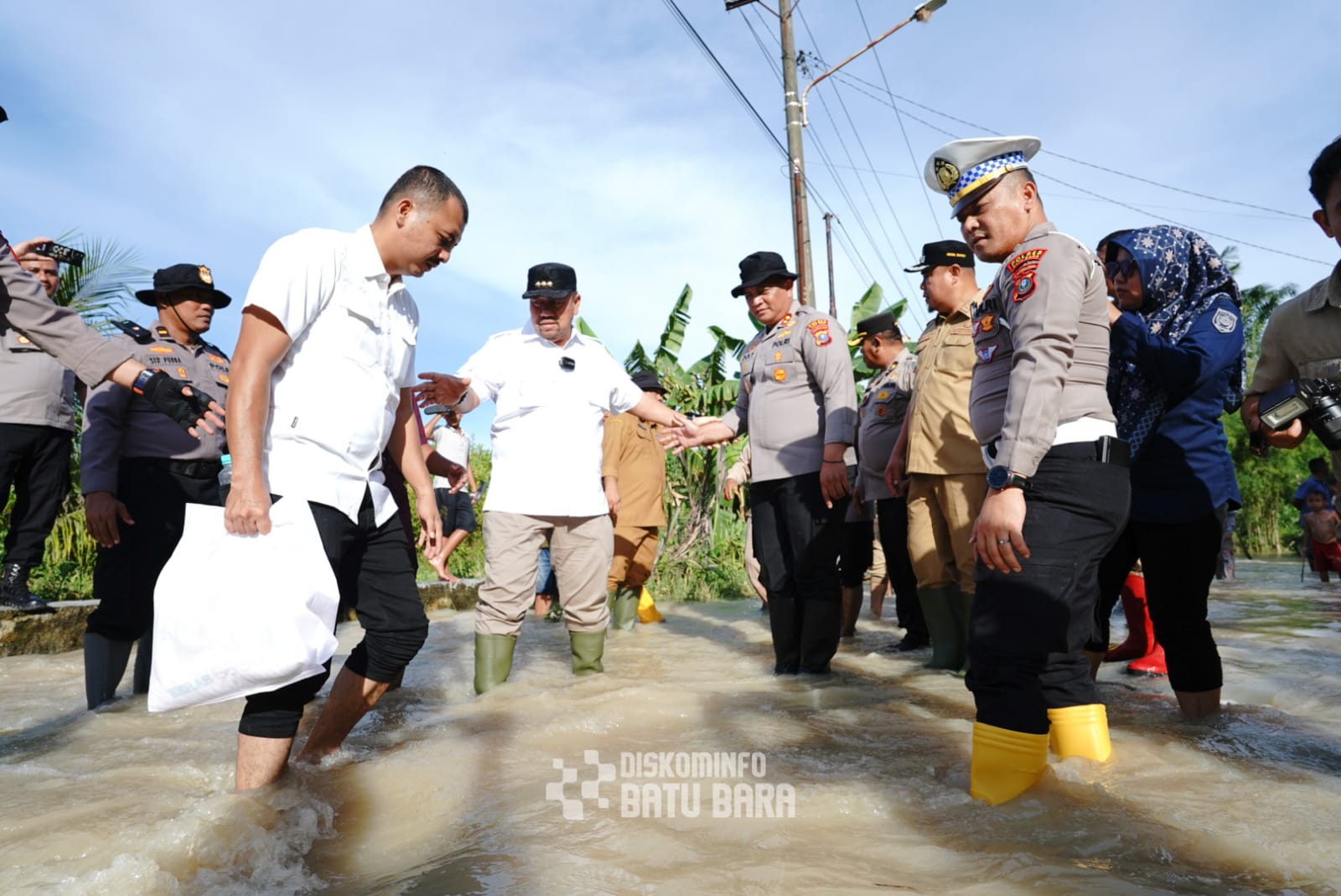 Teks fhoto Bupati Batubara H.Baharuddin Siagian SH,M.Si didampingi Kapolres Batubara AKBP Doly Nelson H.H Nainggolan SH,MH meninjau langsung lokasi tanah longsor di Kecamatan Limapuluh Senin (13/10/2025).beritasore/ alirsyah