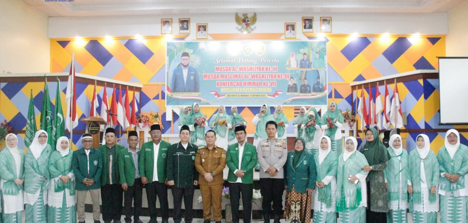 Keterangan Gambar: Bupati Palas Putra Mahkota Alam Hasibuan SE membuka resmi Musda Al Washliyah dan Konfercab HIMMAH Palas di Aula Hotel Al-Marwah Sibuhuan, Selasa (14/10) (Berita/Ist)