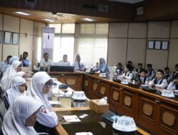 45 Siswa SD dan 7 Guru Nonton Film Mencari Minyak untuk Kehidupan Di Perta Arun Gas