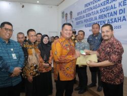 Wakil Bupati Asahan Serahkan 4.900 Pekerja Rentan Kartu BPJS