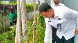 Kepala Bapas Lhokseumawe, Ahmad Fausan Apriyansyah meninjau dengan program ketahanan pangan melaksanakan agrobisnis pertanian menanam terong, cabai dan tomat di lahan Peuntet Kantor Bapas Klas II Lhokseumawe, Kamis (30/10). ist