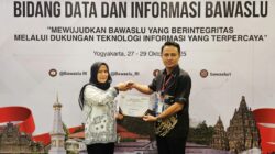 Tampak Ketua Bawaslu RI, melalui Kordiv Data dan Informasi Bawaslu Provinsi Aceh Safwani, S.H., M.H menyerahkan piagam "Informatif Publik" anugrah tertinggi diterima langsung Ketua Bawaslu Agara .Eka Prastyo Lubis,SE. Selasa lalu (28/10), di Hotel The Rich Jogja (DIY) pada Kegiatan Rakornas Bidang Data dan Informasi Bawaslu. Berita Sore/Husaini Amin