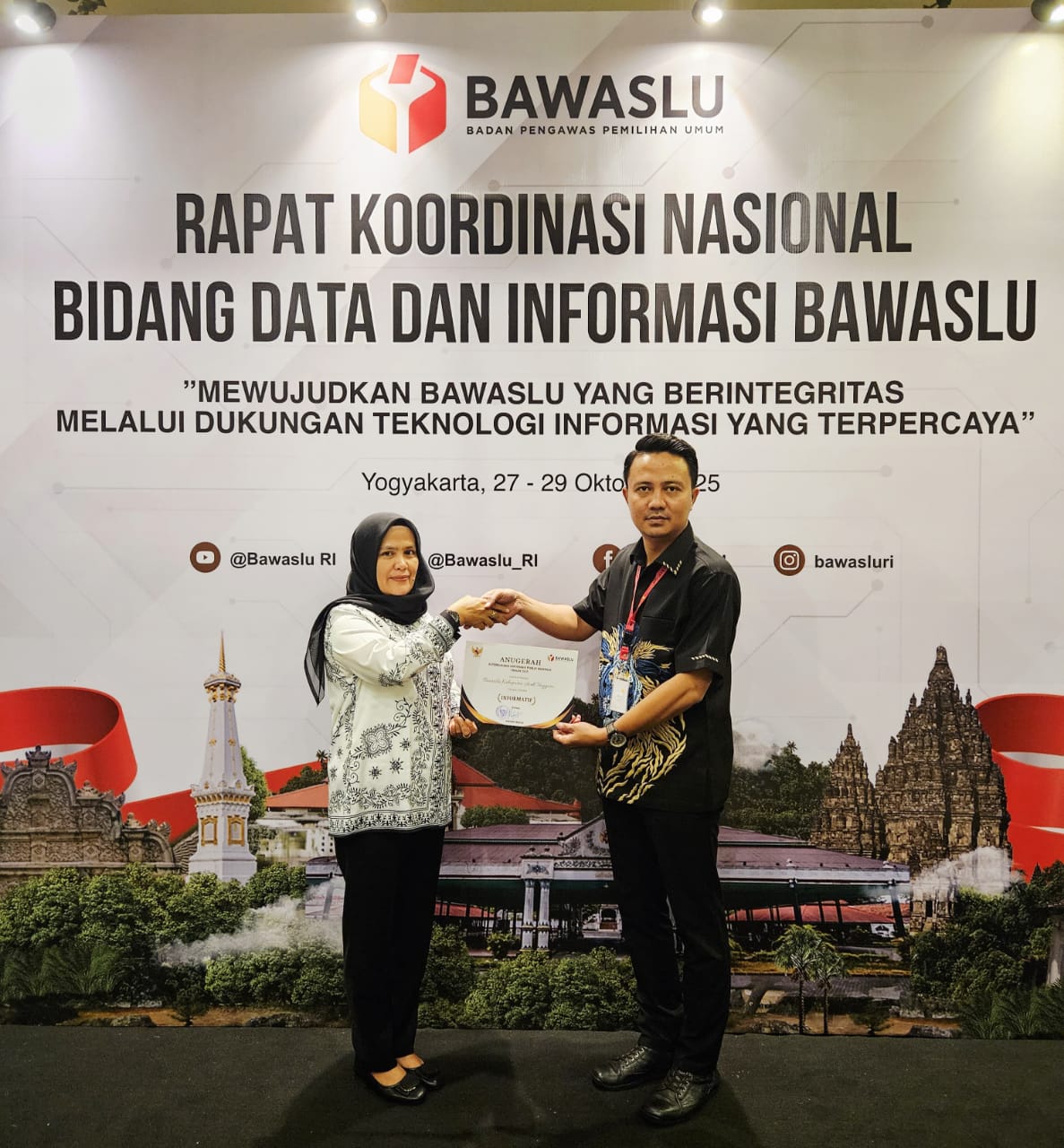 Tampak Ketua Bawaslu RI, melalui Kordiv Data dan Informasi Bawaslu Provinsi Aceh Safwani, S.H., M.H menyerahkan piagam "Informatif Publik" anugrah tertinggi diterima langsung Ketua Bawaslu Agara .Eka Prastyo Lubis,SE. Selasa lalu (28/10), di Hotel The Rich Jogja (DIY) pada Kegiatan Rakornas Bidang Data dan Informasi Bawaslu. Berita Sore/Husaini Amin