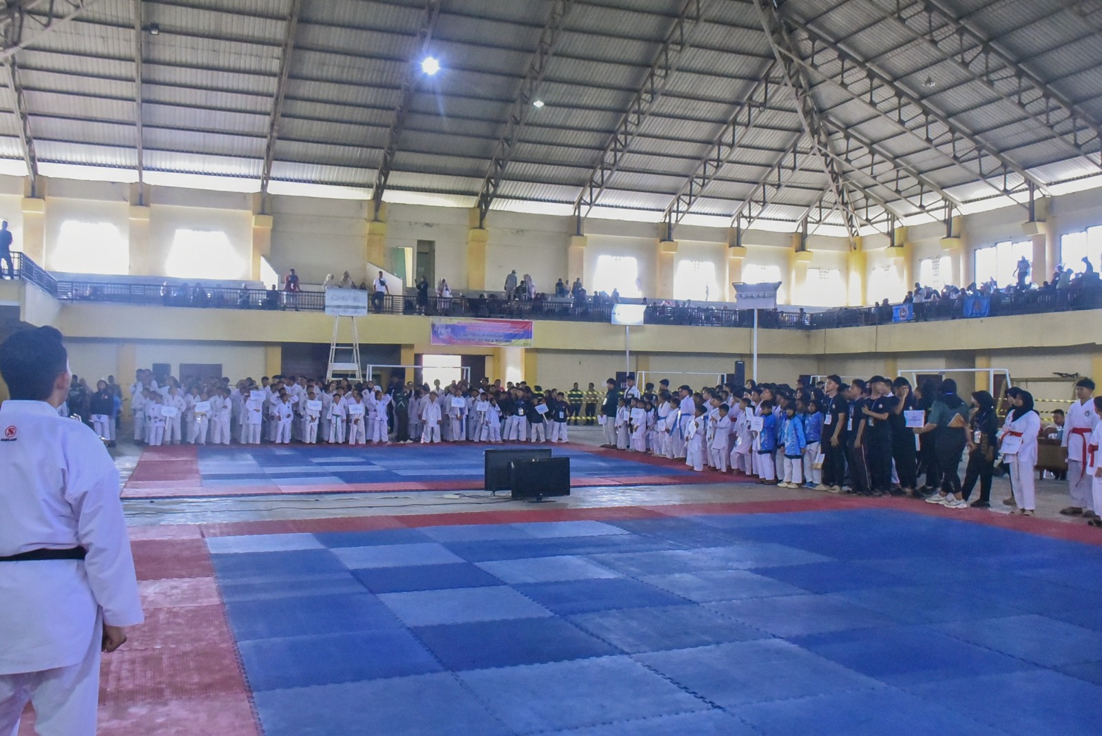 Teks foto : Ratusan peserta mengikuti kejuaraan Karate se-Aceh memperebutkan piala Bupati Aceh Tamiang, Jumat (31/10/2025).