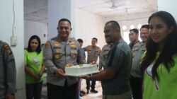 Teks fhoto Hari Ulang Tahun (HUT) Ke-45 Kapolres Batubara AKBP Doly Nelson H.H Nainggolan SH.MH mengunjungi Rumah Kasih Yayasan Gunung Sion di Desa Perjuangan Kecamatan Sei Balai Sabtu (1/11/2025).beritasore/alirsyah