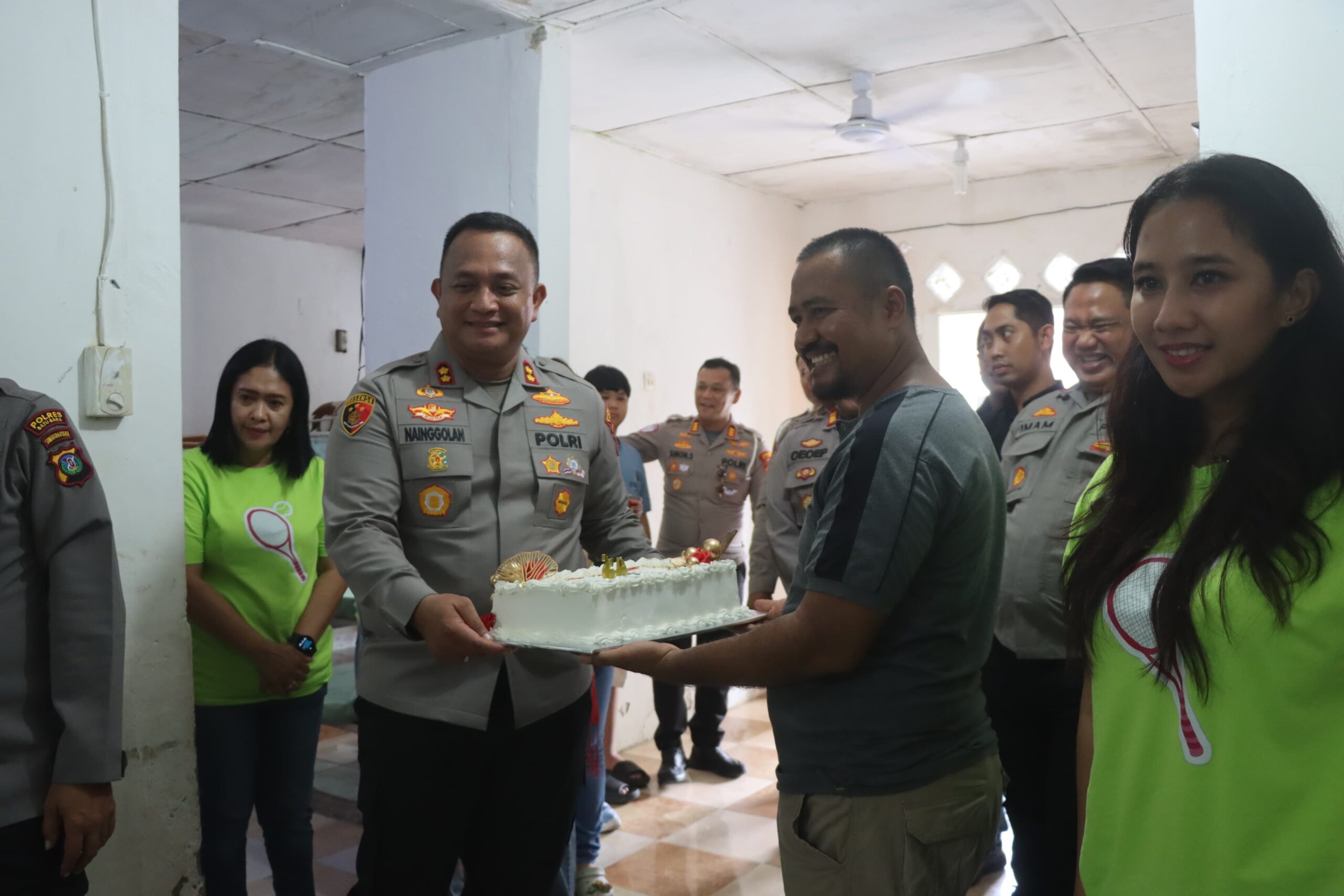 Teks fhoto Hari Ulang Tahun (HUT) Ke-45 Kapolres Batubara AKBP Doly Nelson H.H Nainggolan SH.MH mengunjungi Rumah Kasih Yayasan Gunung Sion di Desa Perjuangan Kecamatan Sei Balai Sabtu (1/11/2025).beritasore/alirsyah