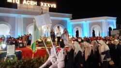 Teks Foto : Wakil Wali Kota Langsa Muhammad Haikal Alfisyahrin, ST, didampingi Plt Kadis Syariat Islam Rika Mariska, SSTP, MH, dan Kabid Bina Syariat Islam Mastura Idris, SH, diatas Panggung Utama saat Devile Kafilah Kota Langsa, pada malam pembukaan MTQ XXXVII Aceh Tahun 2025 di Pidie Jaya, Sabtu (1/11).(ist)