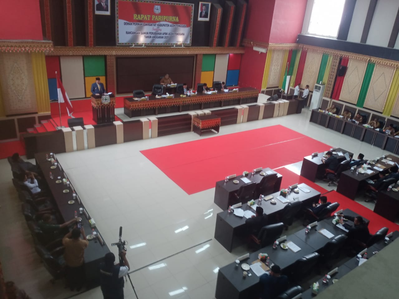 Pidato : Bupati Aceh Tenggara HM Salim Fakhry tampak membacakan pidato sambutannya pada sidang penutupan Paripurna , perubahan Qanun APBK 2025.Senin sore (3/11).berlangsung di ruang sidang utama DPRK Agara. Berita Sore/Husaini Amin