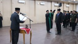 Teks foto : Wali Kota Binai saat melantik Pl Sekdako. ( Berita Sore/ist)