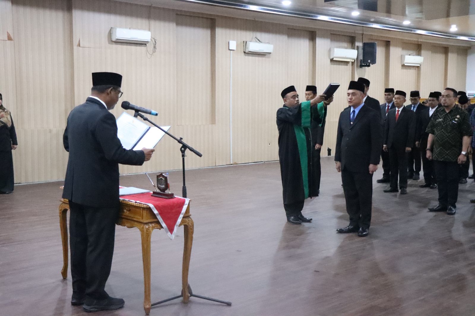 Teks foto : Wali Kota Binai saat melantik Pl Sekdako. ( Berita Sore/ist)