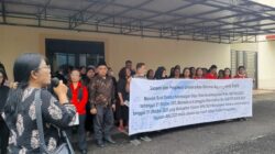 Teks foto: Aksi damai puluhan dosen dan pegawai UDA Medan di depan Gedung Rektorat, Selasa (4/11/2025).