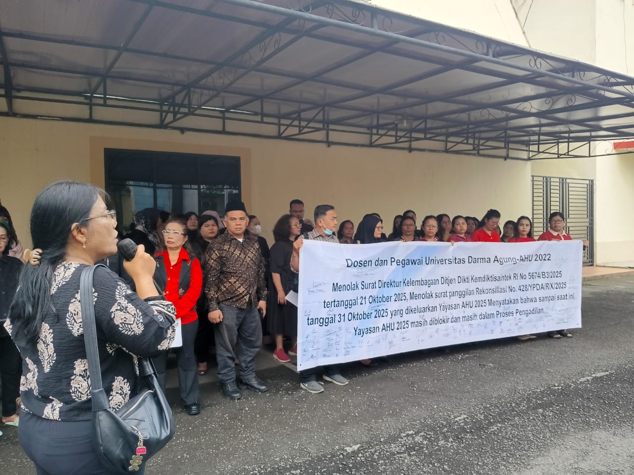 Teks foto: Aksi damai puluhan dosen dan pegawai UDA Medan di depan Gedung Rektorat, Selasa (4/11/2025).