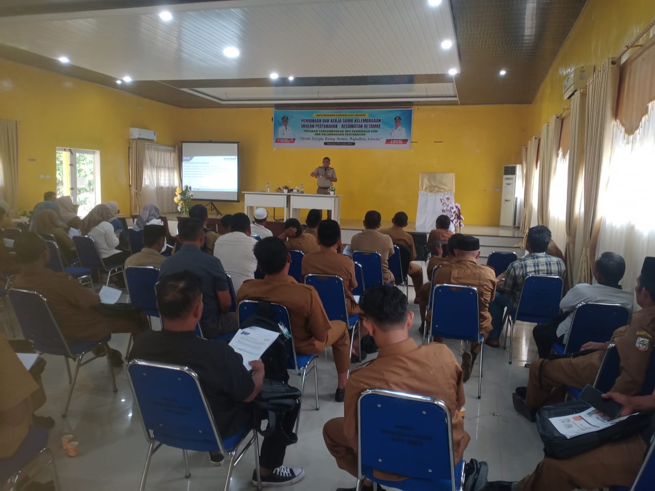 Kepala Kantor pertanahan Kabupaten Aceh Tenggara Maimun S.ST.MM sebagai pemateri dalam kegiatan Pembinaan dan kerja sama kelembagaan urusan pertanahan SE kecematan Ketambe di Aula SMK Negeri 2 Kutacane Selasa (04/11) Berita Sore/Husaini Amin