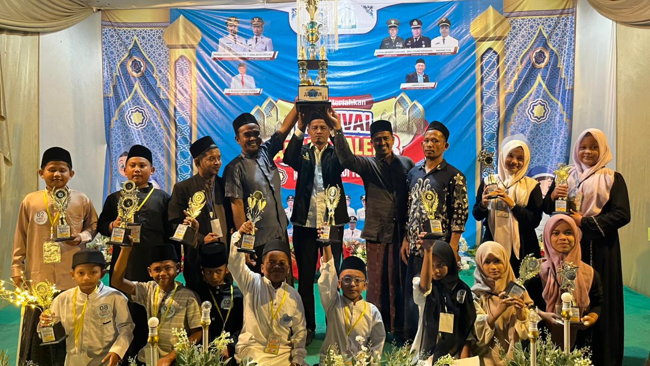 JUARA UMUM: Official FASI Kafilah Keude Kumuneng, mengangkat tropi Juara Umum FASI ke-III di Idi Tunong, Aceh Timud, Senin (3/11). (Foto:Muhammad Ishak). 